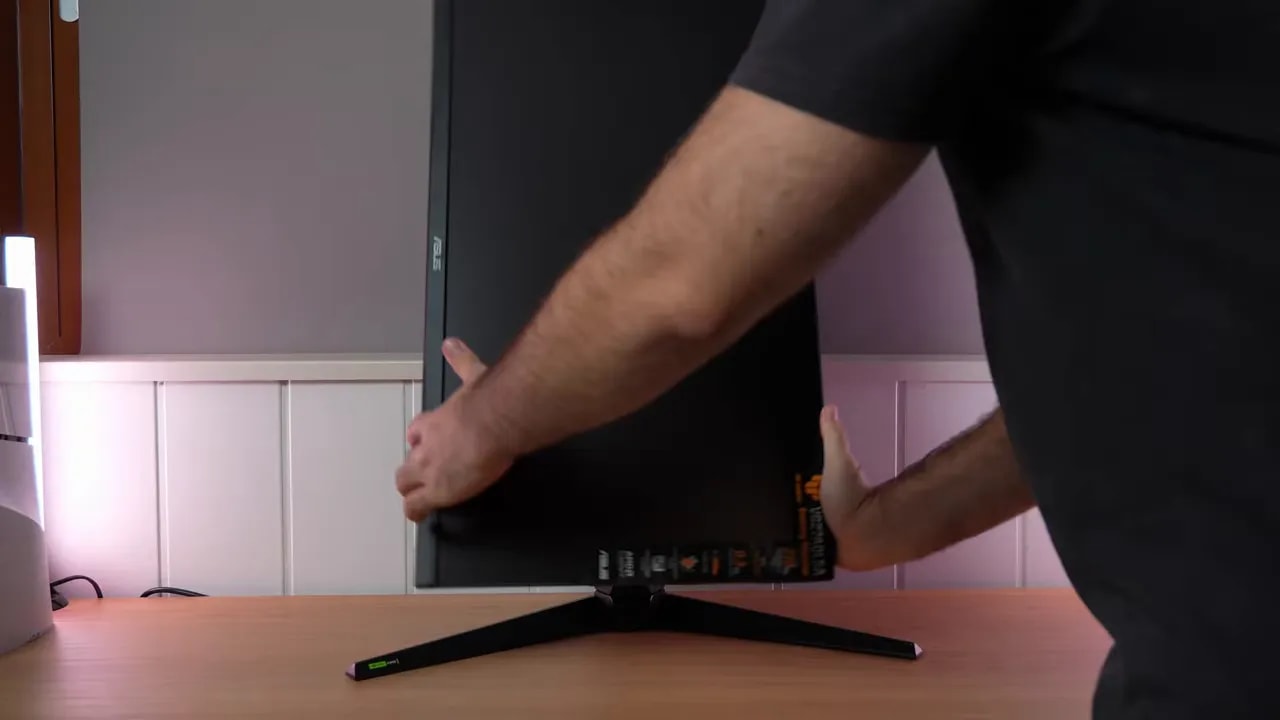 Acceso a la zona lateral del monitor ASUS TUF VG27AQL5A con el joystick y conexiones