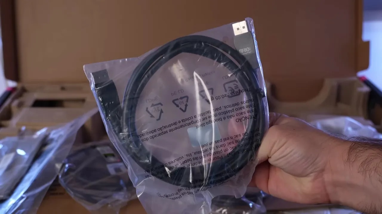 Cable HDMI o DisplayPort dentro de su embalaje mostrando el contenido de la caja del MSI MPG 271QR X50
