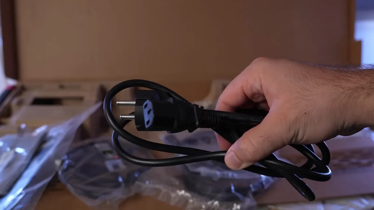 Cable HDMI o DisplayPort dentro de su embalaje mostrando el contenido de la caja del MSI MPG 271QR X50