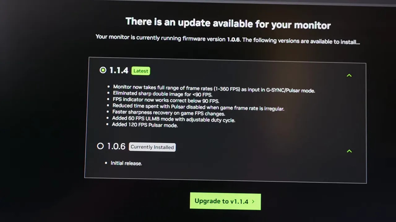 Pantalla del monitor con aviso de actualización de firmware para G-SYNC Pulsar MSI MPG 272QRF