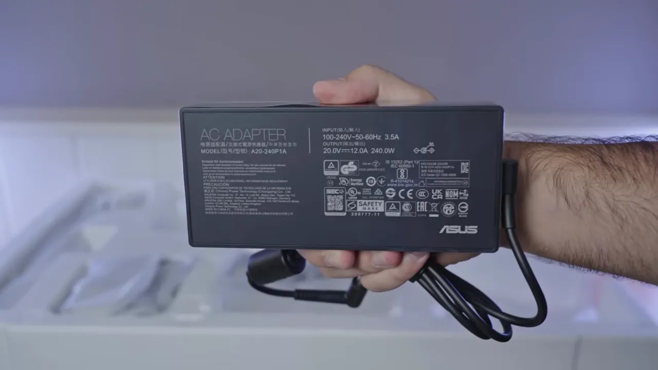 Adaptador VESA de ASUS ROG en la mano durante el desembalaje del XG32UCWMG