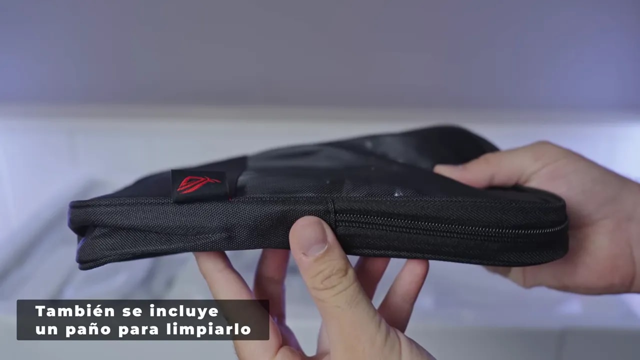Adaptador VESA de ASUS ROG en la mano durante el desembalaje del XG32UCWMG