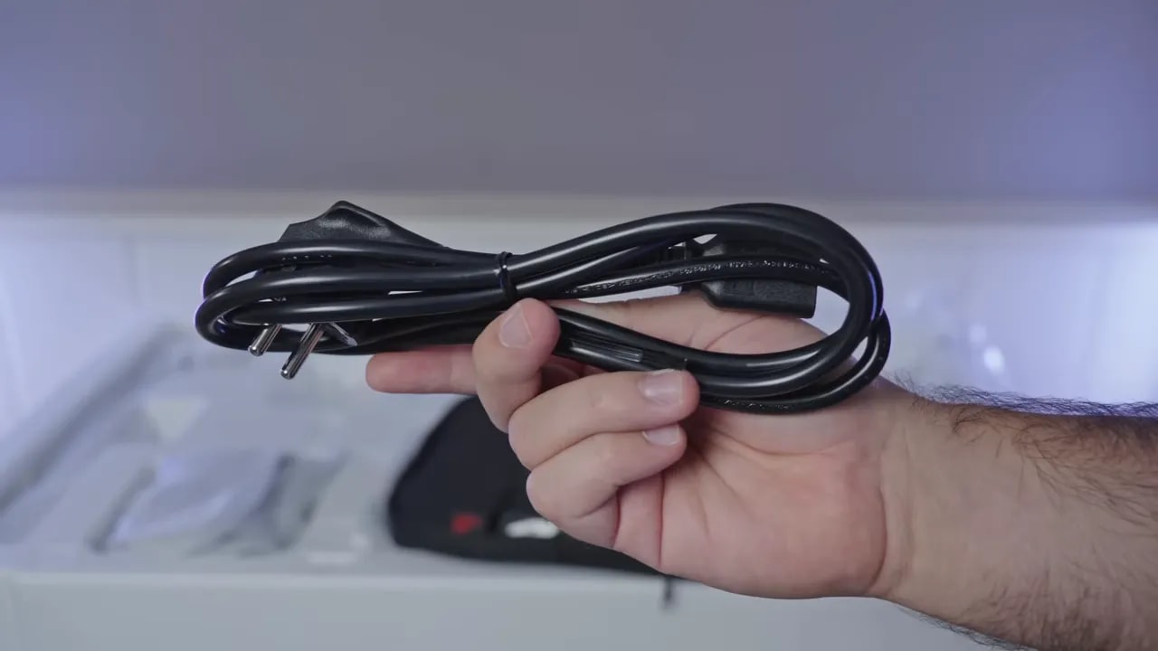 Adaptador VESA de ASUS ROG en la mano durante el desembalaje del XG32UCWMG
