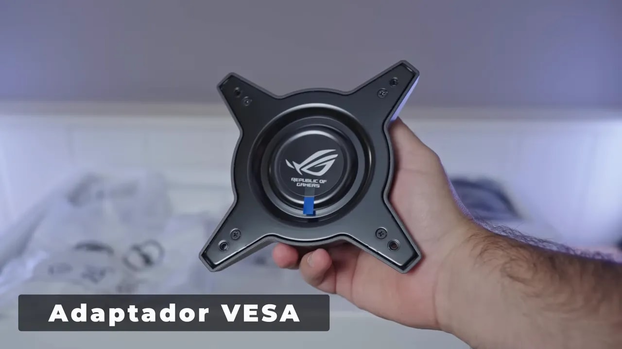 Adaptador VESA de ASUS ROG en la mano durante el desembalaje del XG32UCWMG