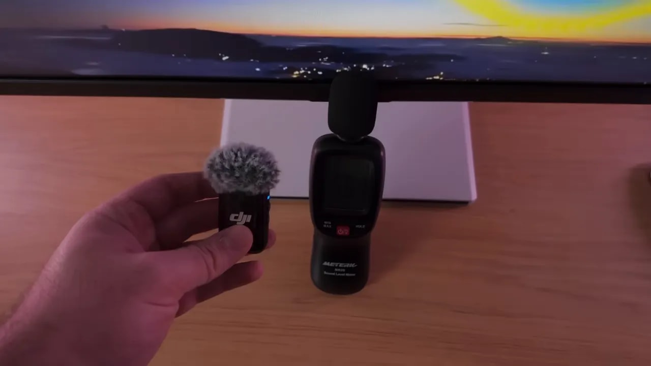 Vista de escritorio con altavoz y micrófono en la mesa durante la review del KTC H27T27