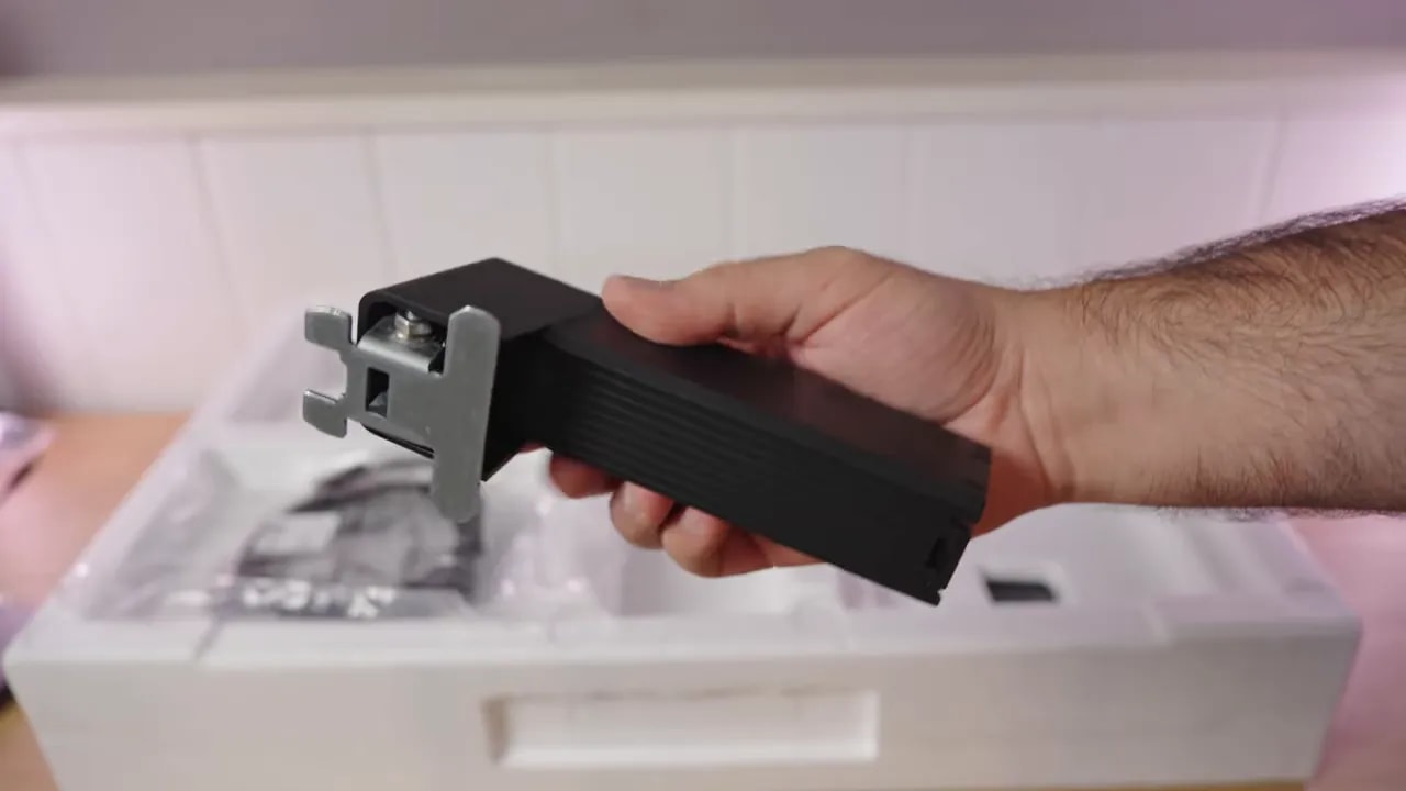 Anclaje de la peana y soporte VESA del monitor KTC H27T27 en la mano