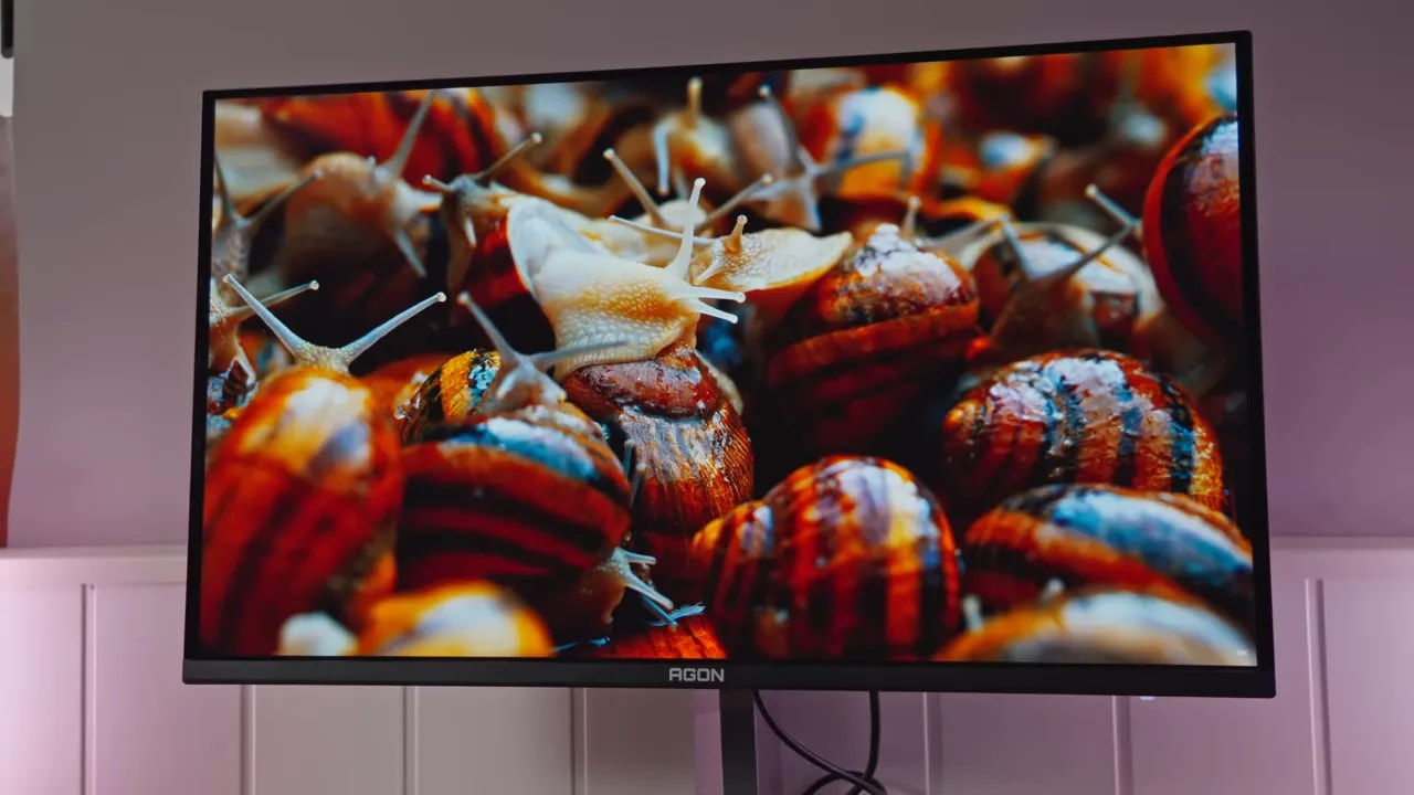 Pantalla del AOC AGON AG326UD mostrando una escena de juego para evaluar el movimiento