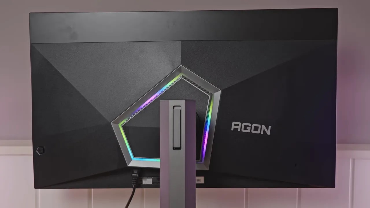 Monitor AOC AGON AG326UD encendido con iluminación RGB en el soporte y marco