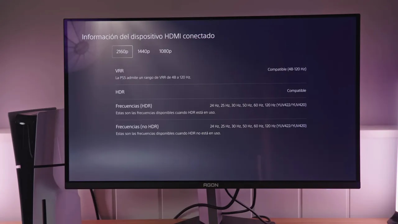 Pantalla de información del dispositivo HDMI del AOC AGON AG326UD mostrando compatibilidad VRR y HDR con rango de frecuencias