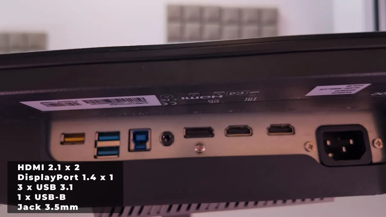 Puertos traseros del AOC AGON AG326UD con HDMI 2.1, DisplayPort 1.4, USB y salida de jack de 3.5 mm