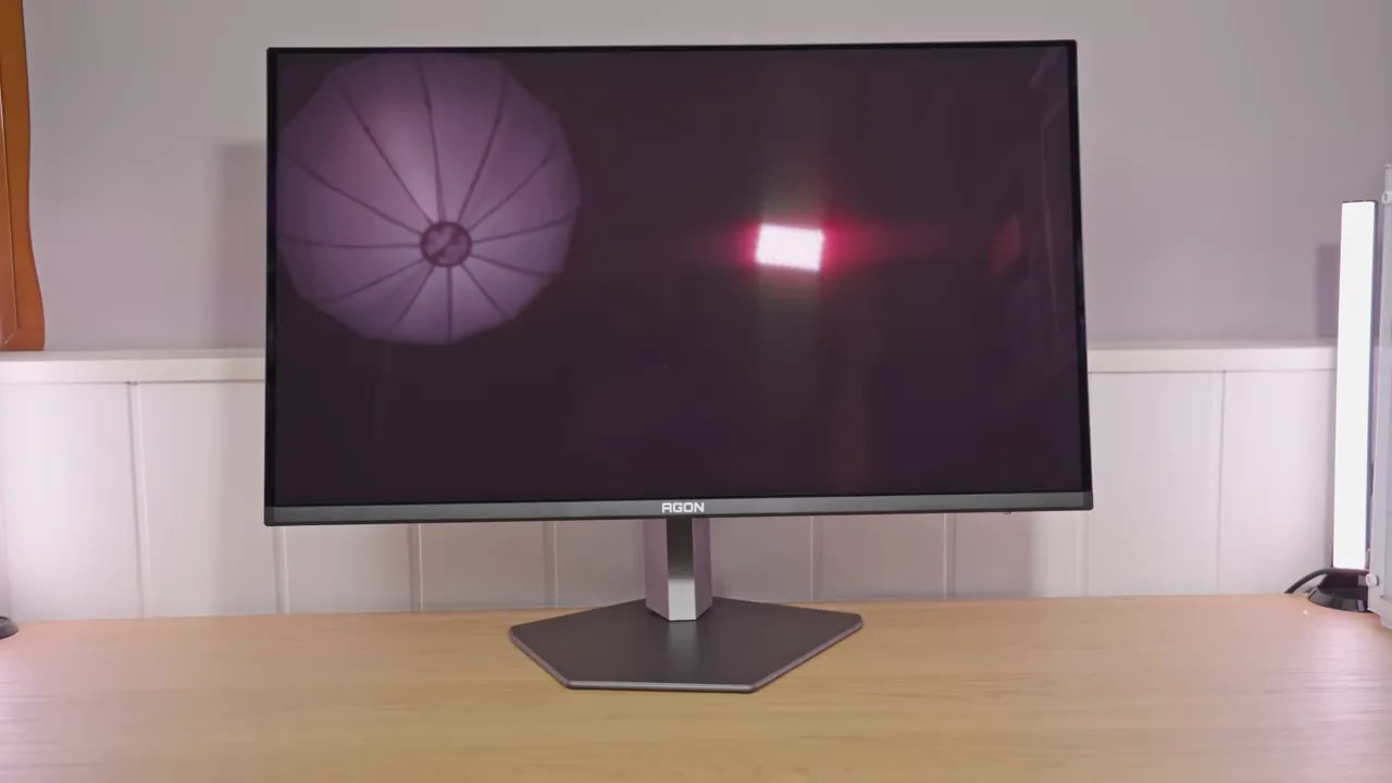 Pantalla AOC AGON AG326UD mostrando reflejo de una luz directa por el acabado glossy