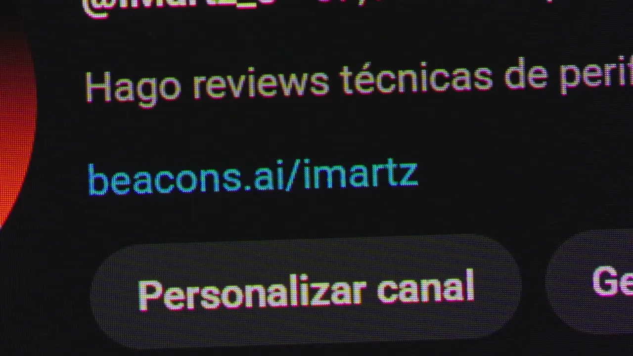 Primer plano de texto en pantalla del AOC AGON AG326UD