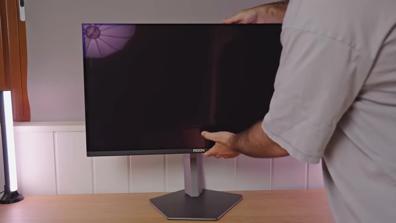 Toma del AOC AGON AG326UD en el escritorio, con la pantalla encendida mientras se muestra el uso