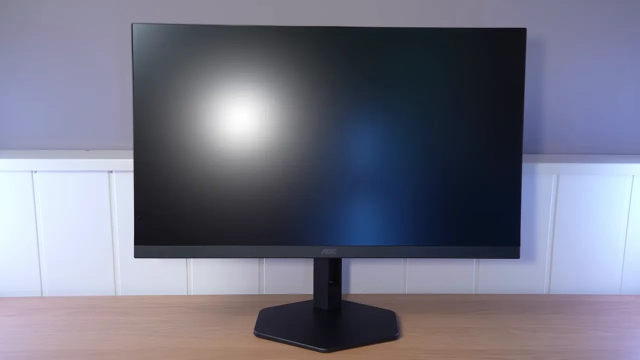 AOC Q27G4XF acabado mate: reflejo blanco difuminado sobre pantalla