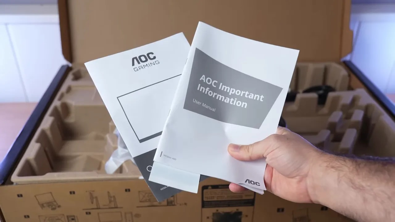 Cables incluidos en la caja del AOC Q27G4XF en una mano