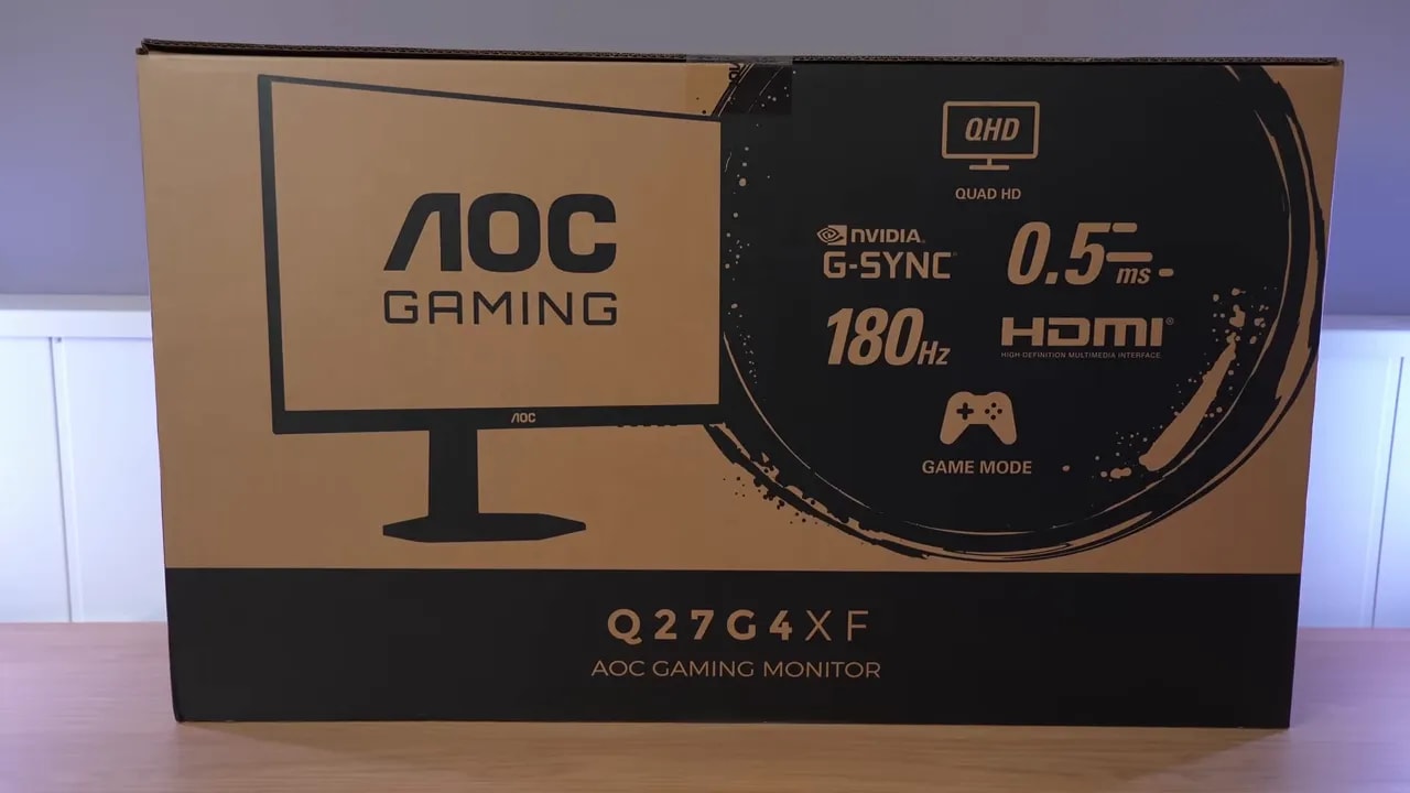 Cables incluidos en la caja del AOC Q27G4XF en una mano