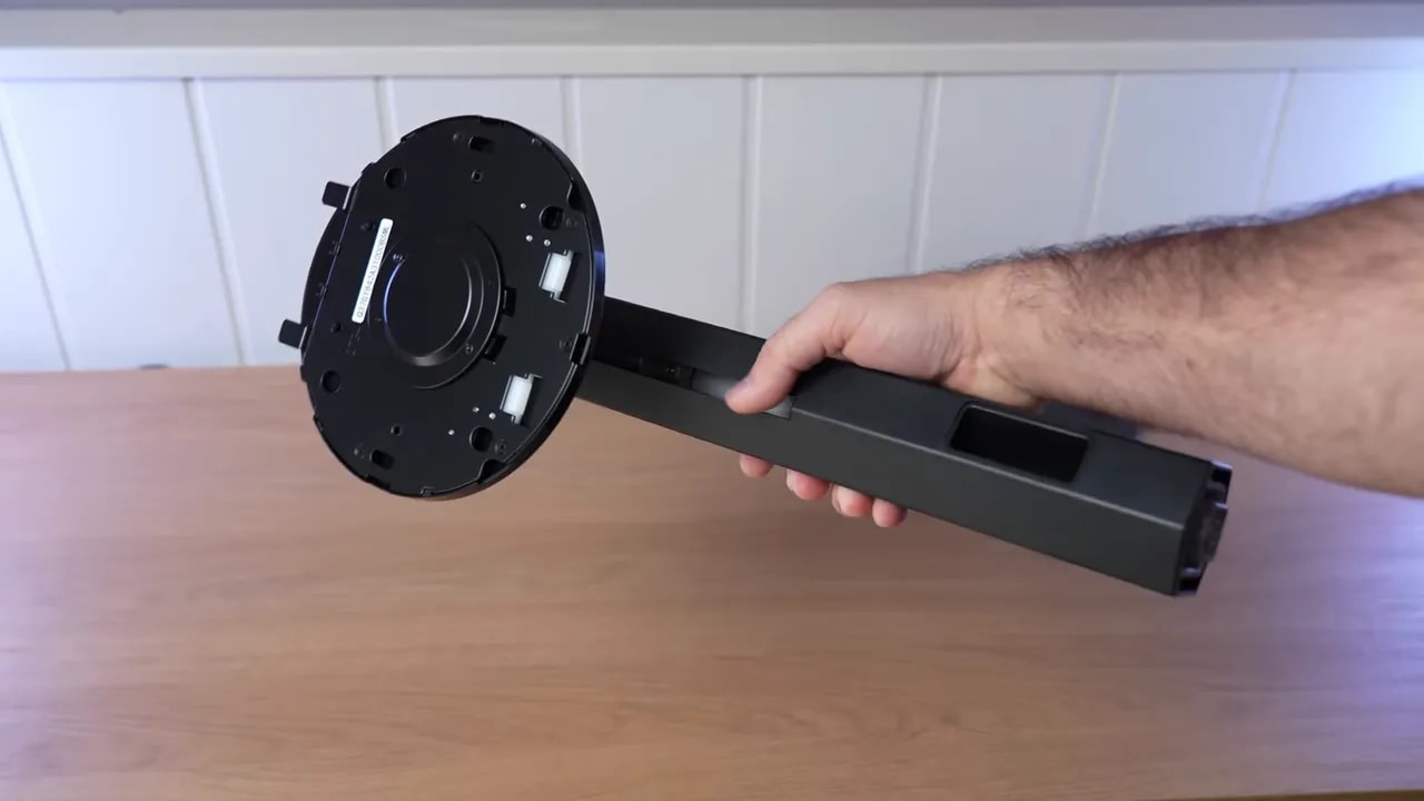 Cables incluidos en la caja del AOC Q27G4XF en una mano