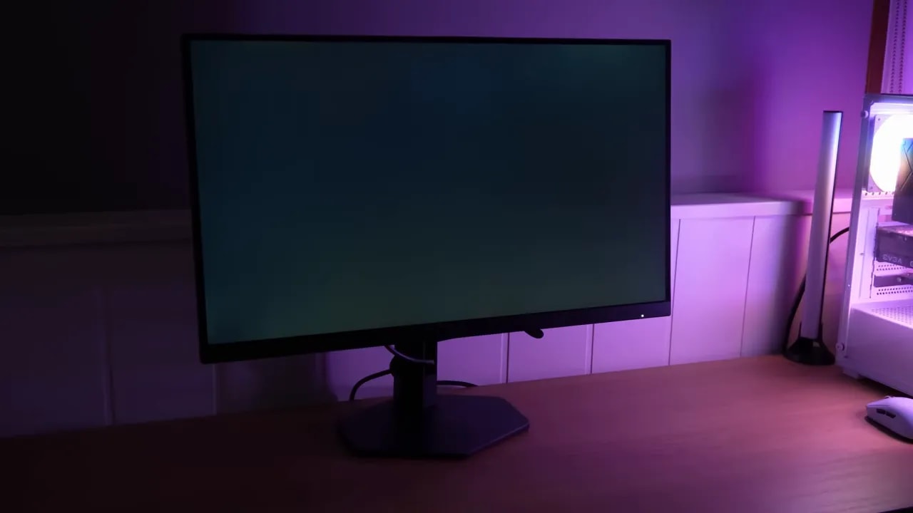 AOC Q27G4XF con IPS glow visible desde un lateral en fondo oscuro