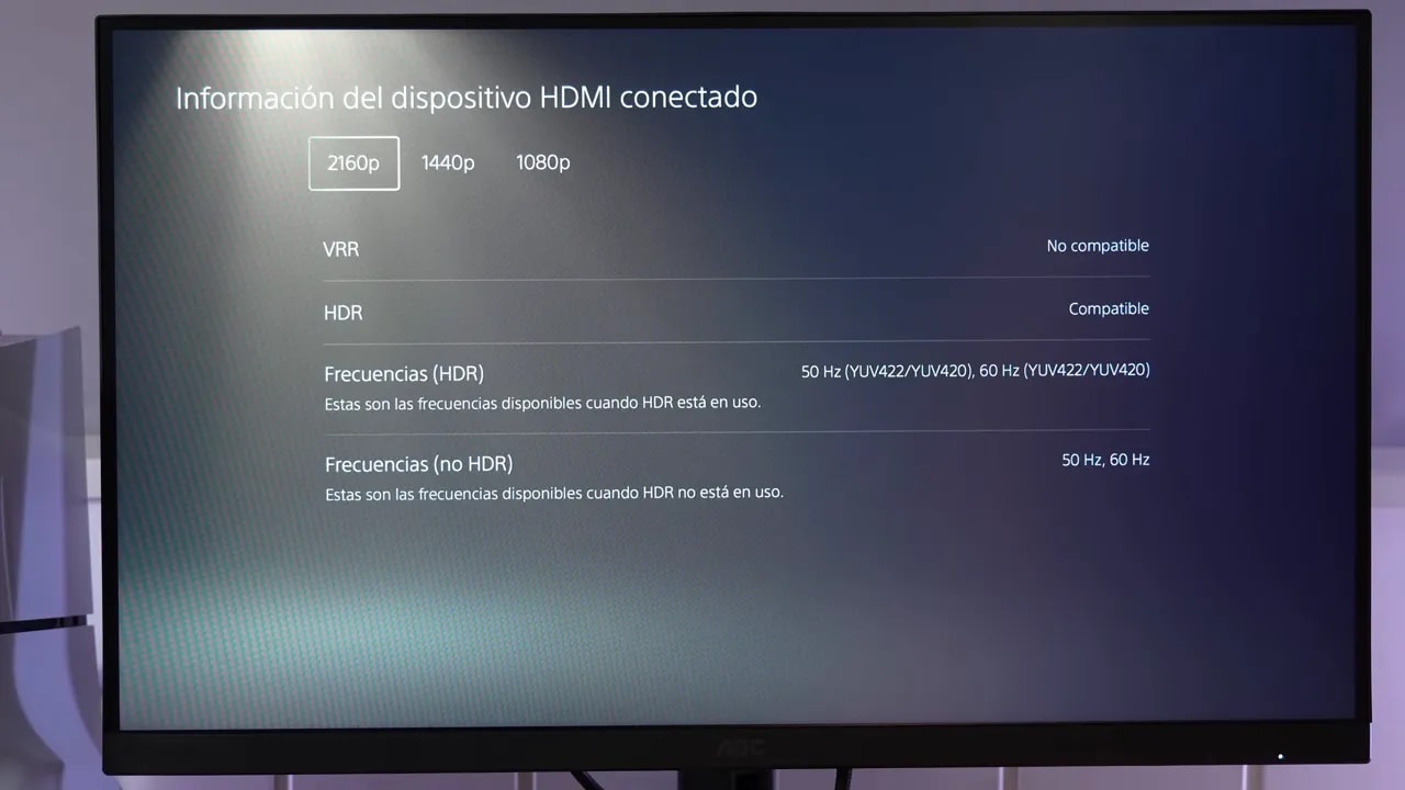 OSD del AOC Q27G4XF mostrando información del dispositivo HDMI conectado: VRR no compatible, HDR compatible y frecuencias