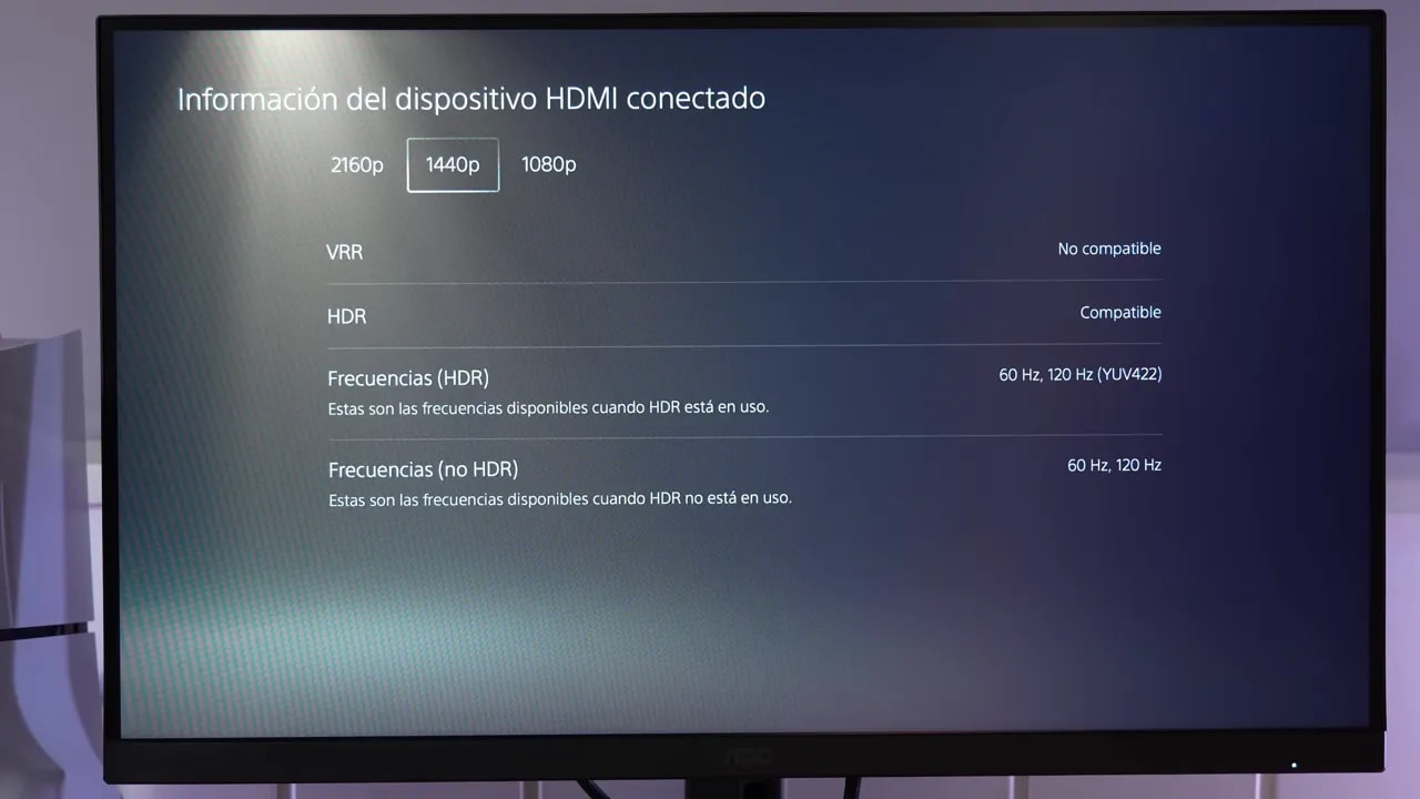 OSD del AOC Q27G4XF mostrando información del dispositivo HDMI conectado: VRR no compatible, HDR compatible y frecuencias