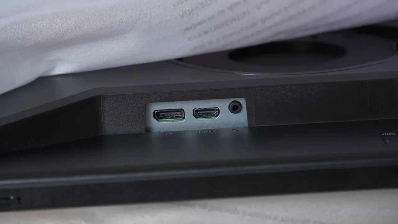 Panel de puertos del AOC Q27G4XF con HDMI, DisplayPort y conector de audio