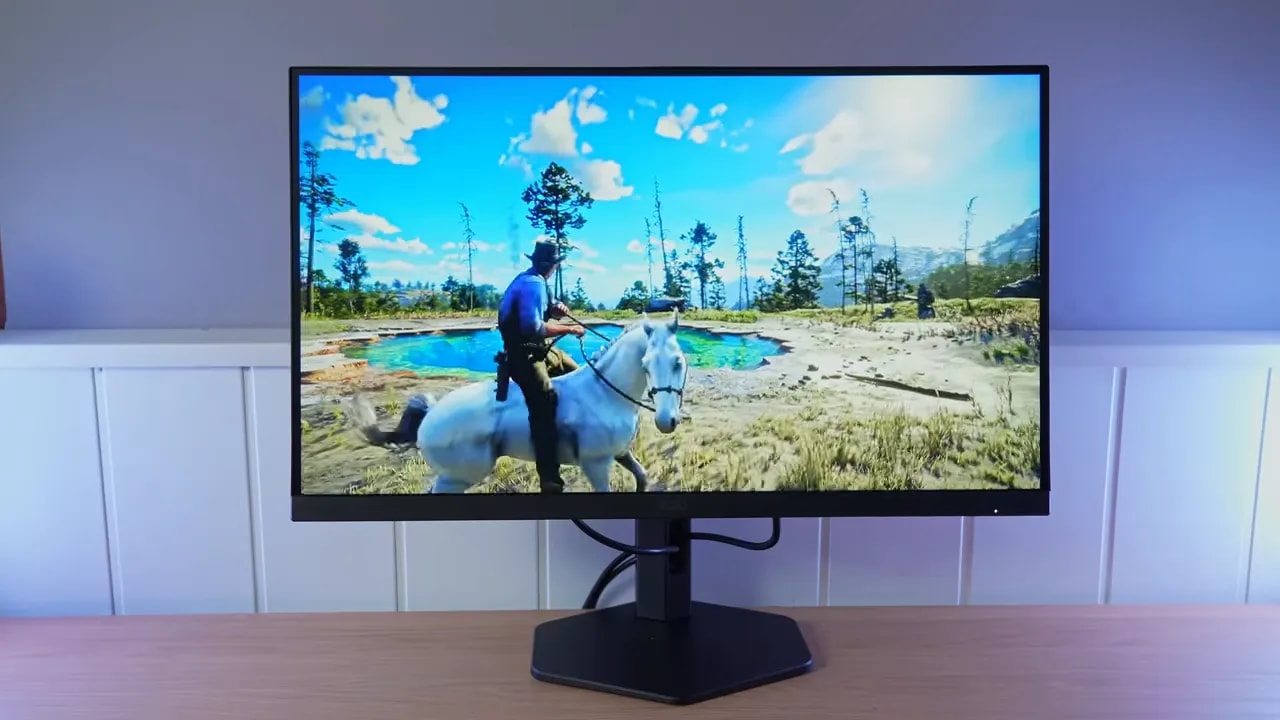 Monitor AOC Q27G4XF mostrando videojuego con cielo azul, personaje y caballo
