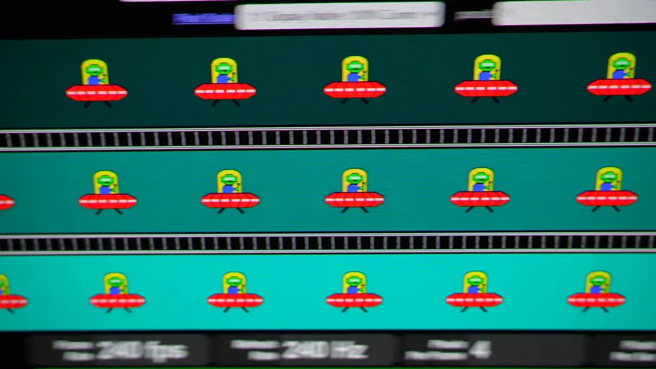 Pantalla con patrón de prueba multicolor para medir respuesta en el AOC Q27G4ZDR 240 Hz OLED