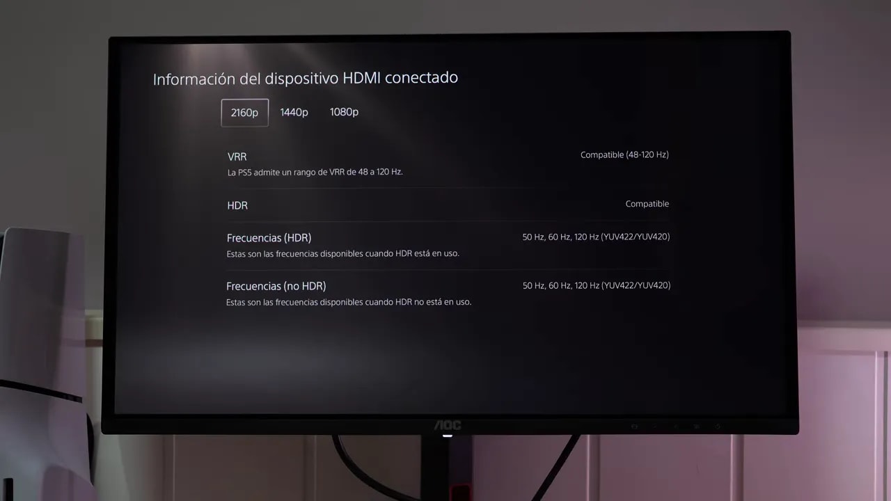 Pantalla con información del dispositivo HDMI conectado mostrando compatibilidad VRR y frecuencias (AOC Q27G4ZDR)