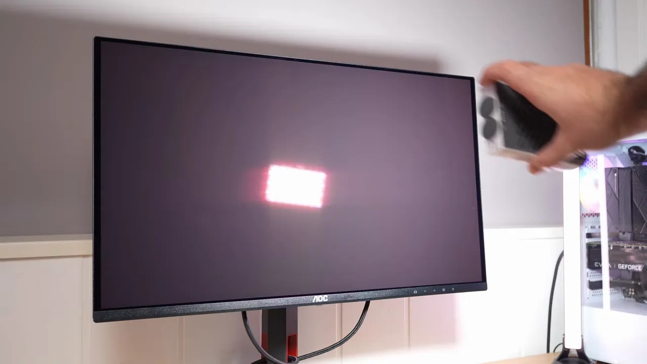 Pantalla AOC Q27G4ZDR mostrando un patrón de prueba con brillo alto en el centro
