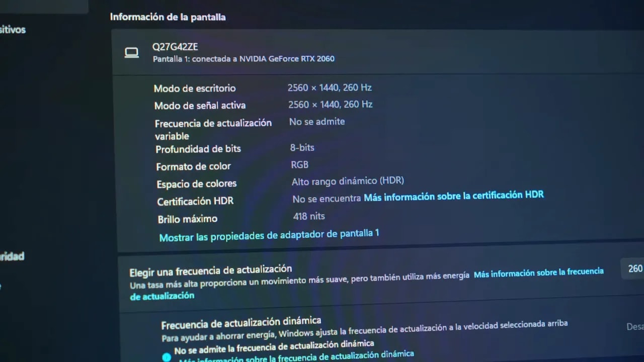 Información de la pantalla del AOC Q27G4ZE mostrando 2560x1440 y 260 Hz con 8-bit