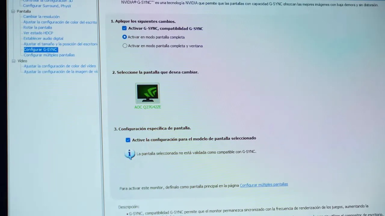 Configuración de NVIDIA G-SYNC compatible mostrando el AOC Q27G4ZE y el estado del ajuste de pantalla
