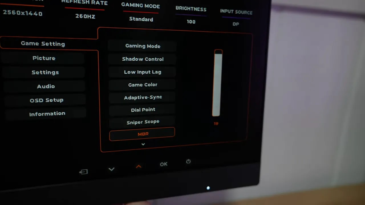 OSD del AOC Q27G4ZE mostrando Game Setting, Adaptive-Sync, Low Input Lag y MBR