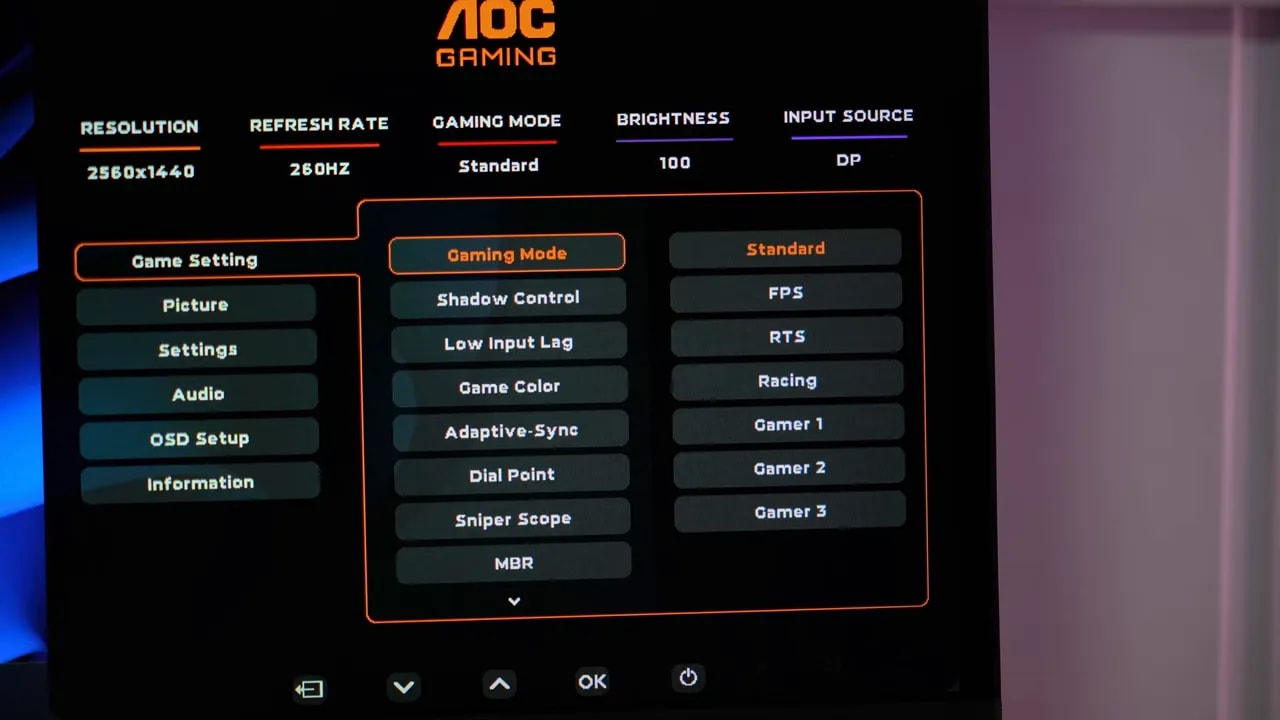 Menú OSD del AOC Q27G4ZE con selección de Gaming Mode y ajustes de Adaptive-Sync, Low Input Lag y gama nativa