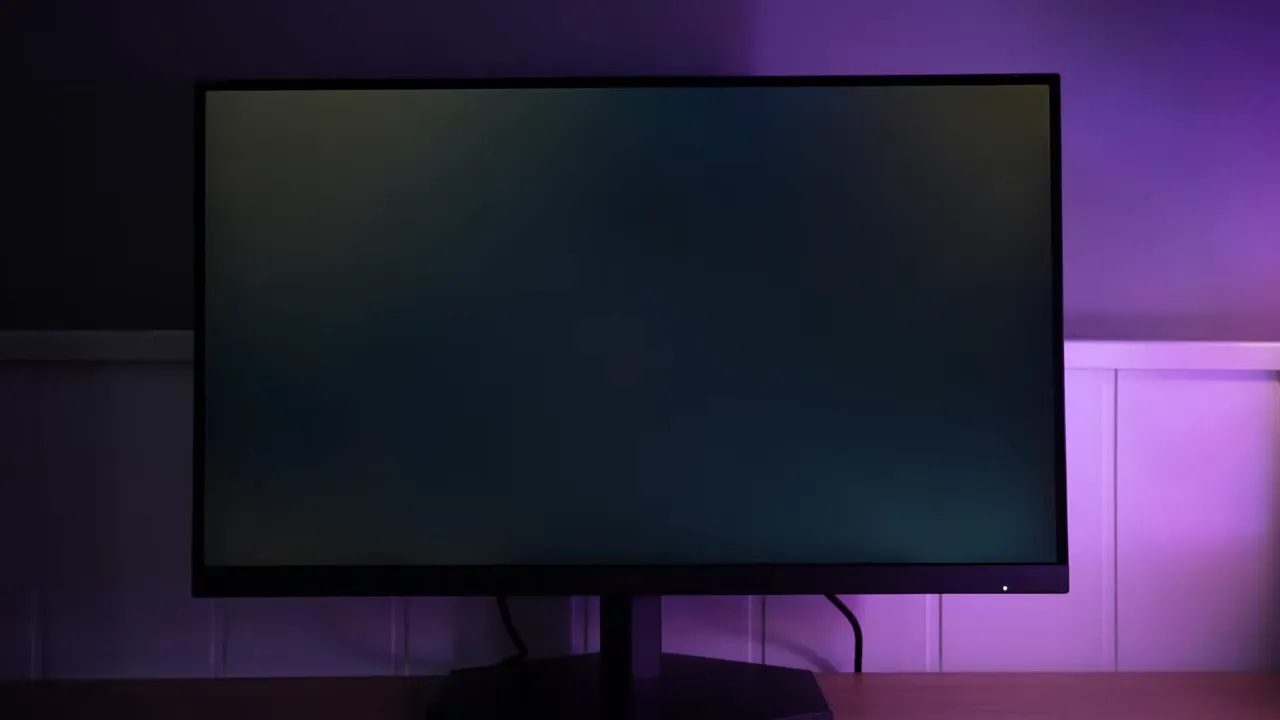 AOC Q27G4ZE mostrando un fondo oscuro para evaluar el IPS glow y la uniformidad de luz