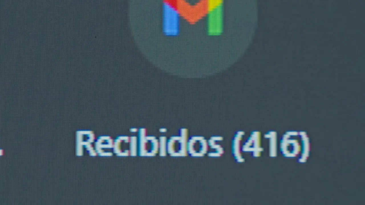 Presentador mostrando su opinión sobre la nitidez de 1080p a 27 pulgadas en el AOC U27G4R