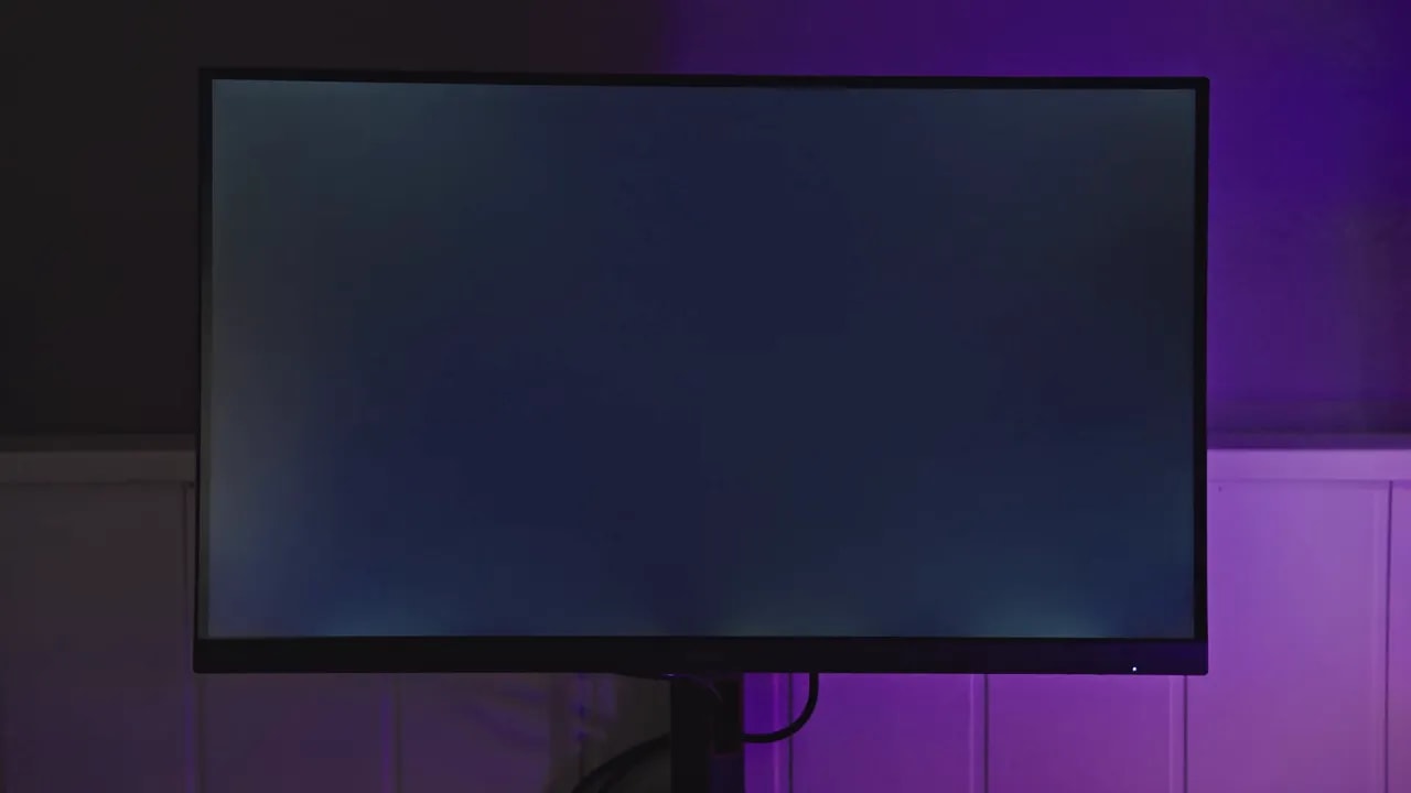 Monitor AOC U27G4R mostrando una imagen oscura para evaluar fugas de luz e IPS glow