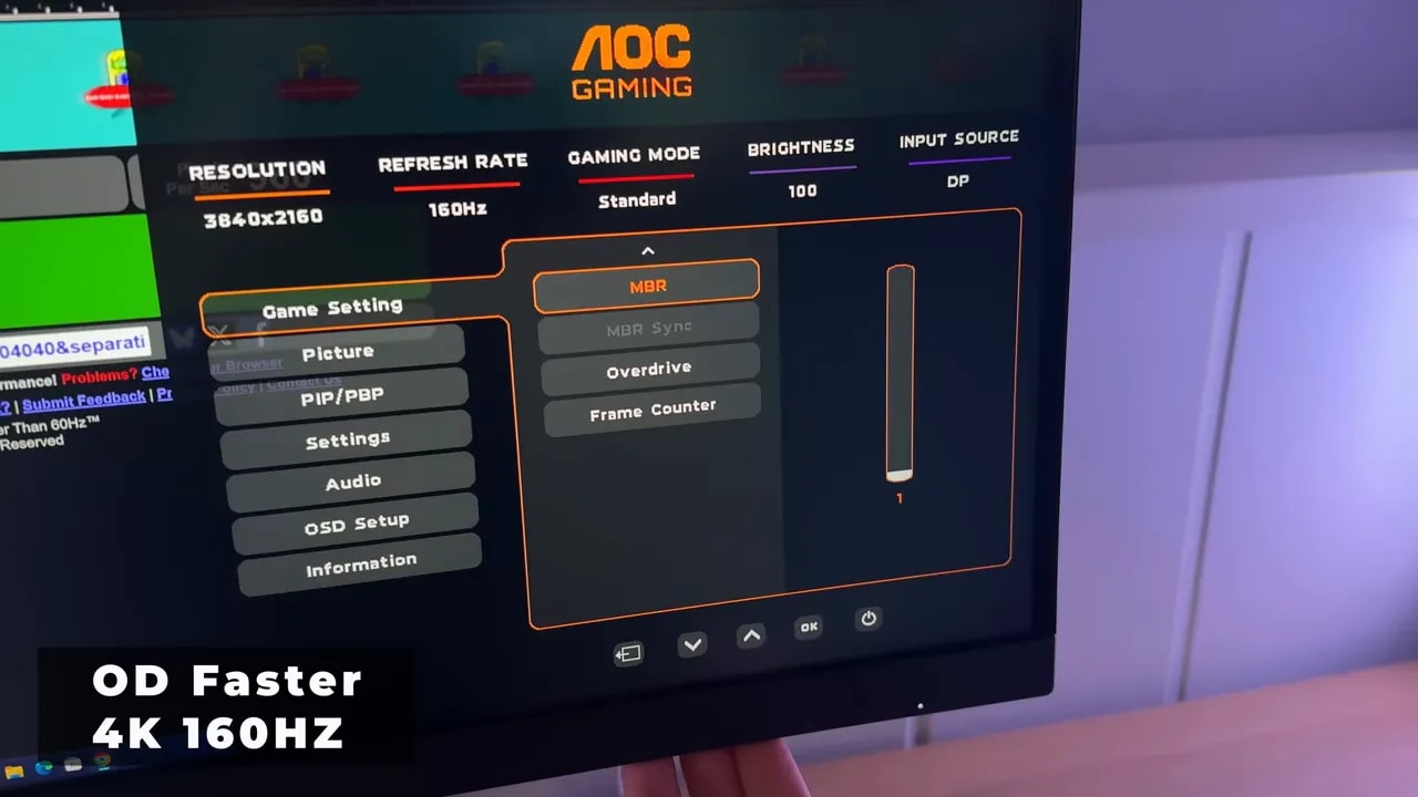 Menú OSD del AOC U27G4R mostrando el ajuste Motion Blur Reduction (MBR) y modo de overdrive