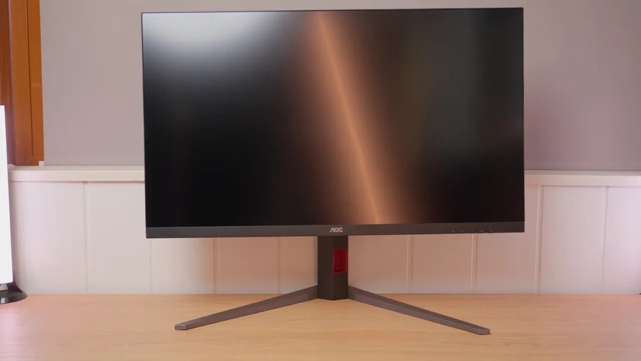 Monitor AOC U32G4U mostrando el panel en una escena doméstica