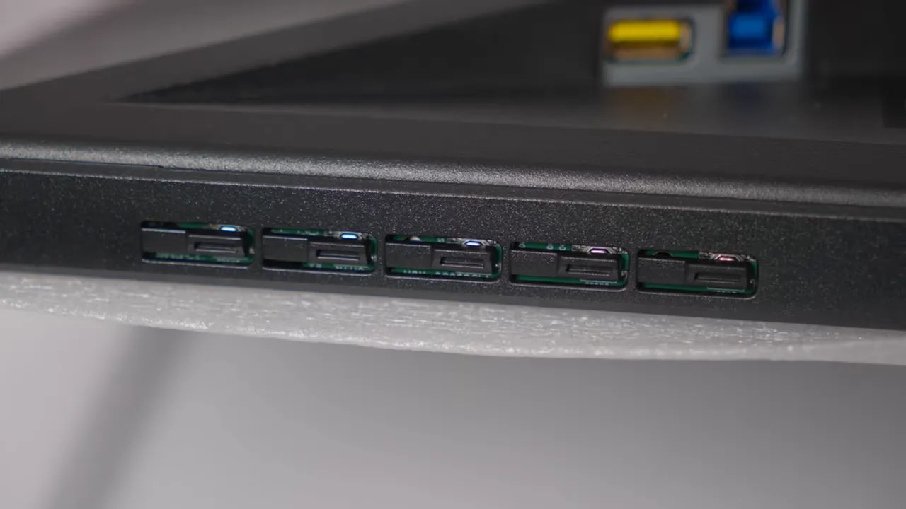 Lateral de conexiones del monitor AOC U32G4U con varios puertos visibles