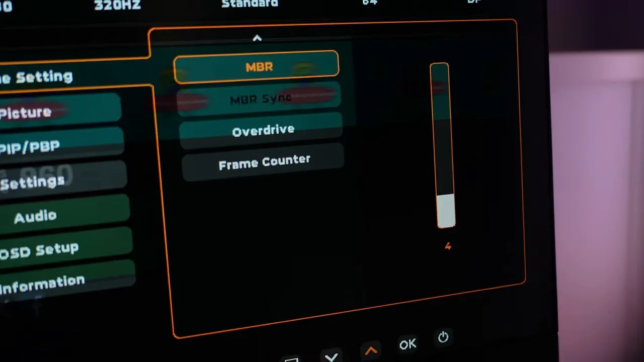 Menú OSD del AOC U32G4U mostrando ajustes MBR, MBR Sync y overdrive