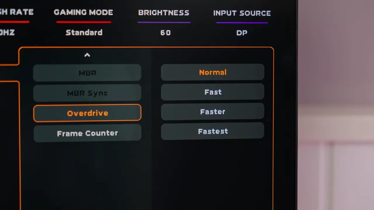 OSD del AOC U32G4U mostrando el ajuste de overdrive con opciones Normal, Fast, Faster y Fastest