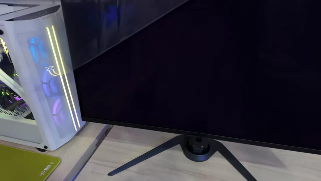 AORUS FO32U2P 32 QD-OLED en escritorio con iluminación RGB y reflejos en panel glossy