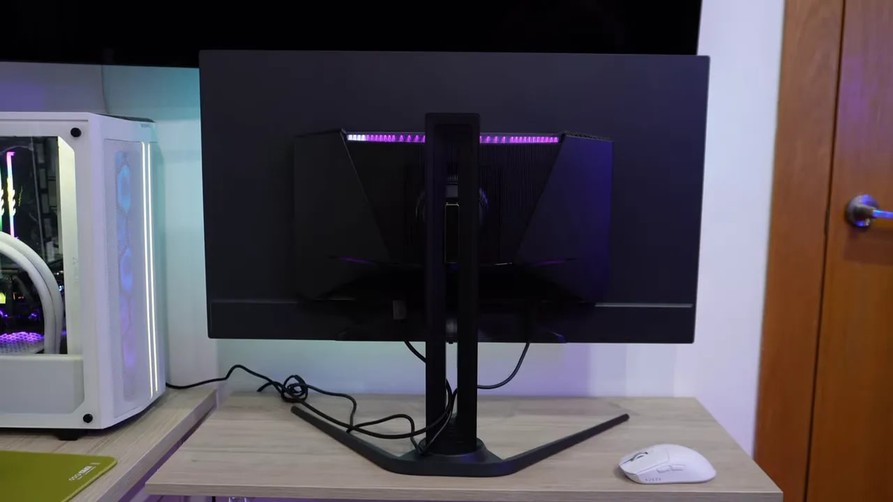 Monitor AORUS FO32U2P en escritorio con RGB trasero y peana metálica