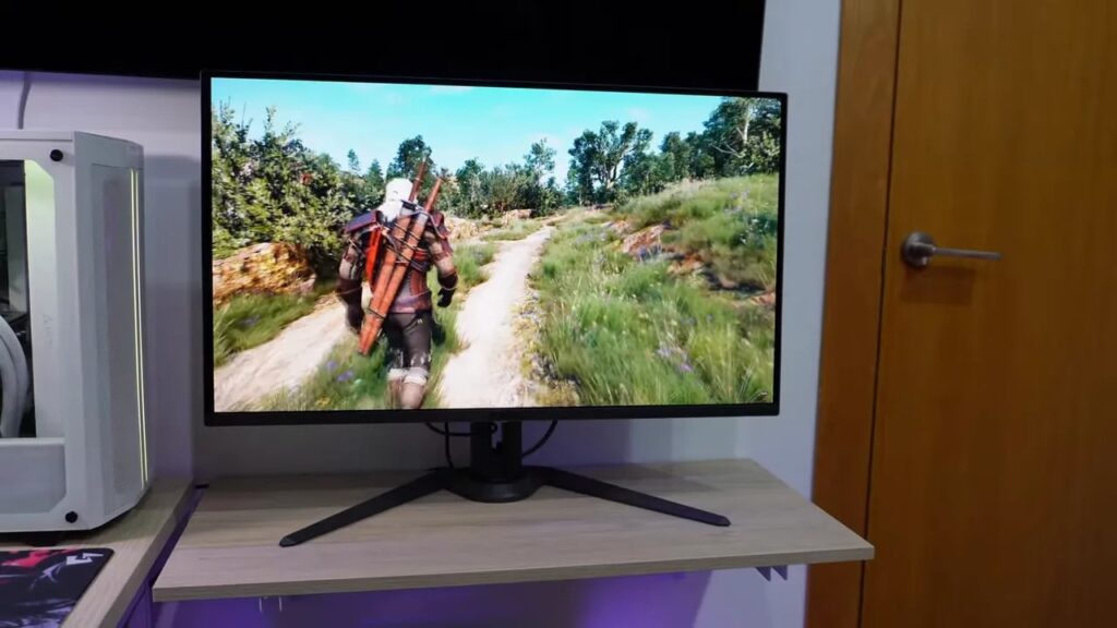 AORUS FO32U2P en funcionamiento mostrando gameplay en pantalla con encuadre frontal