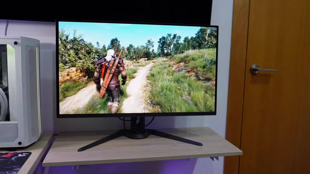 AORUS FO32U2P en funcionamiento mostrando gameplay en pantalla con encuadre frontal