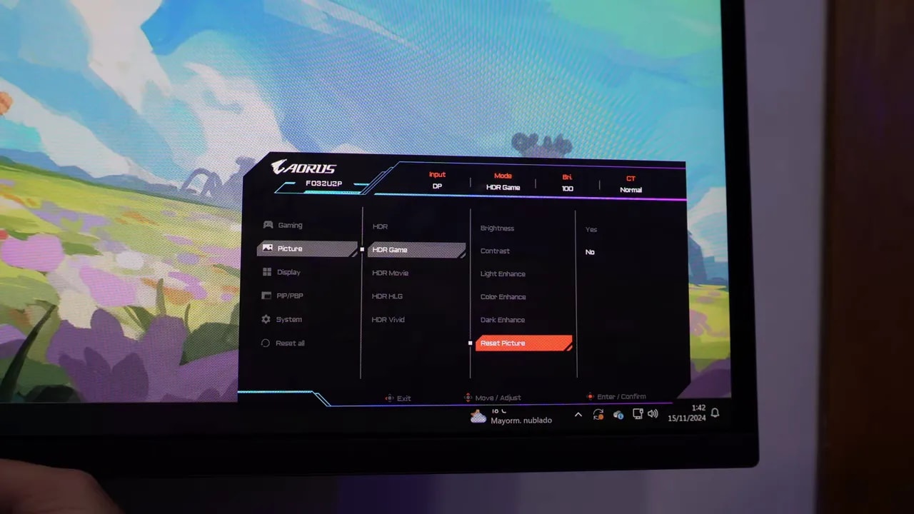 Ajuste seleccionado en el menú HDR del AORUS FO32U2P con la pantalla de opciones de imagen