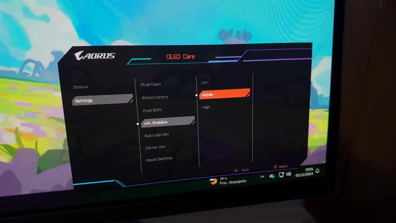 Menú OLED Care del AORUS FO32U2P mostrando la selección de brillo Low, Middle y High