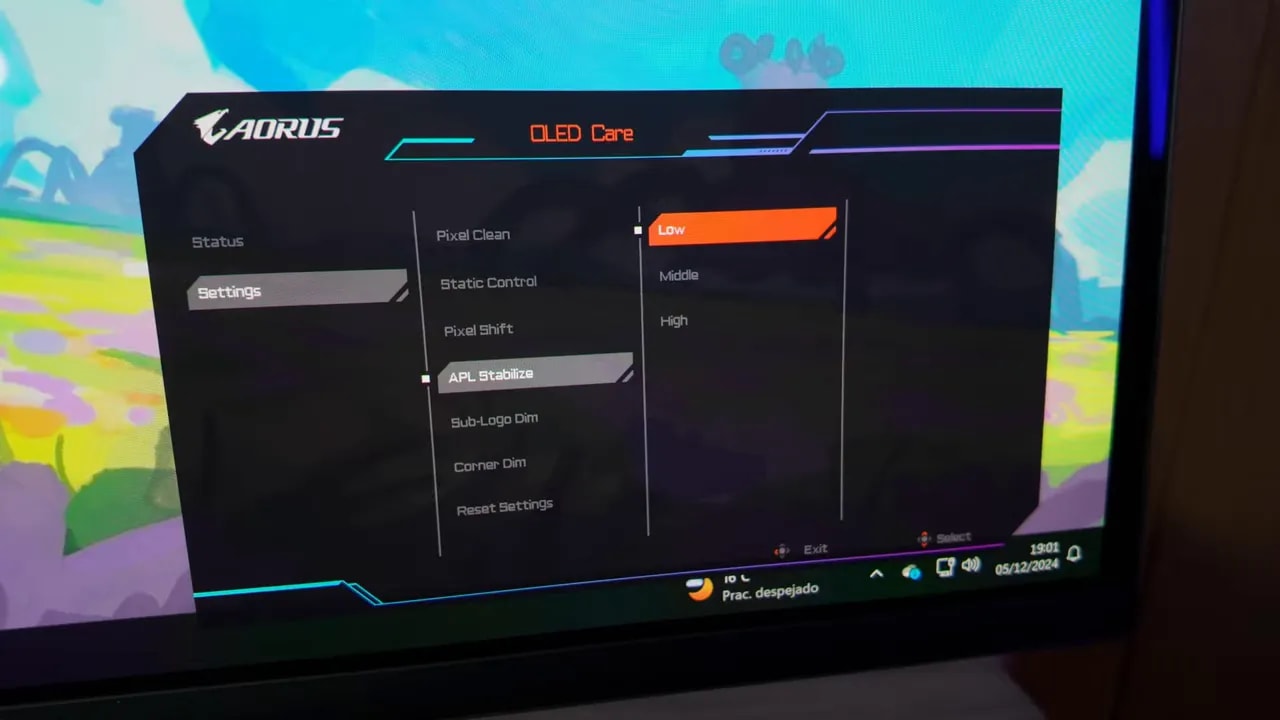 Menú OLED Care del AORUS FO32U2P mostrando el modo de brillo Low dentro de las funciones de protección contra quemados