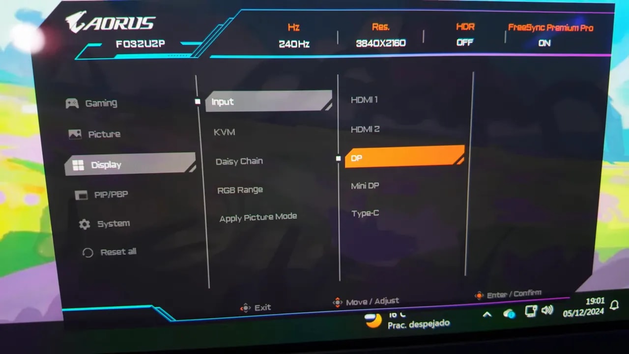 OSD del AORUS FO32U2P mostrando la señal de entrada y DP seleccionado