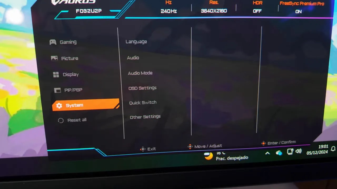 OSD del AORUS FO32U2P en System con indicadores de HDR y FreeSync Premium Pro